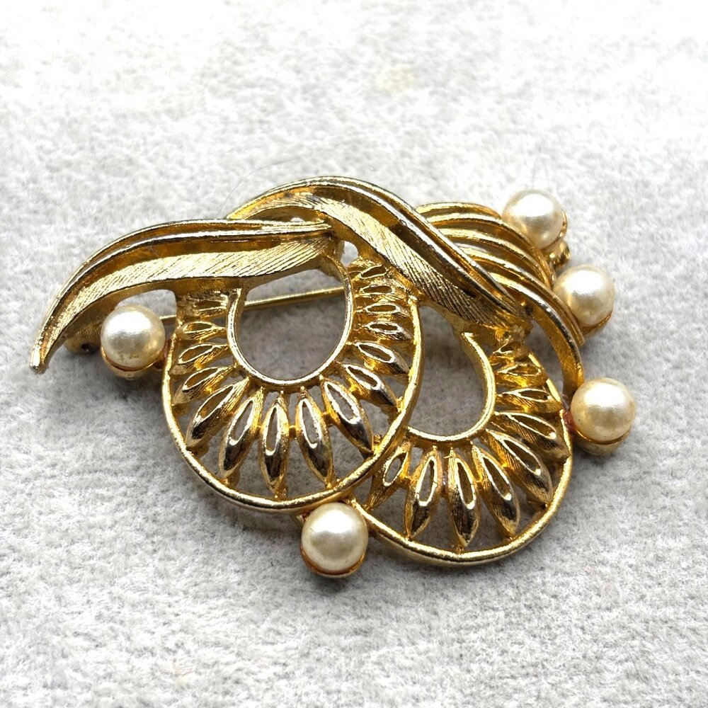 Vintage Lisner Gold-Tone Swirl Brooch Faux Pearls & Intricate Openwork Design
